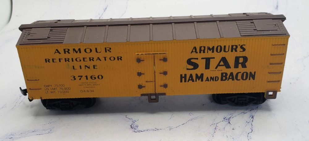 Life-Like HO Scale Armour’s STAR Ham and Bacon Refrigerator Line Box Car 37160